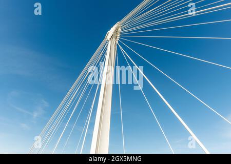 Passerelle de deux rives, passerelle pour piétons et cyclistes sur le Rhin entre Kehl et Strasbourg. Le pont symbolise la paix en Europe. Banque D'Images