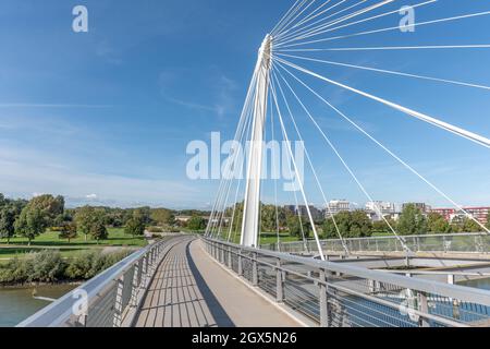 Passerelle de deux rives, passerelle pour piétons et cyclistes sur le Rhin entre Kehl et Strasbourg. Le pont symbolise la paix en Europe. Banque D'Images