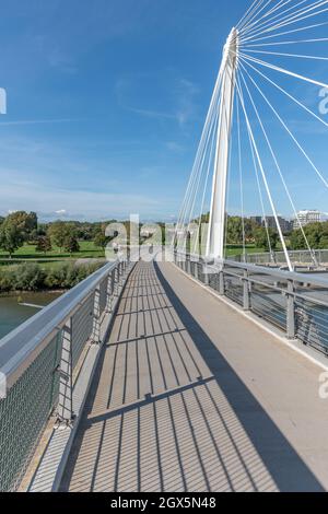 Passerelle de deux rives, passerelle pour piétons et cyclistes sur le Rhin entre Kehl et Strasbourg. Le pont symbolise la paix en Europe. Banque D'Images