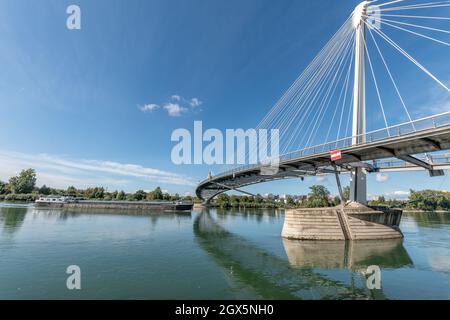 Passerelle de deux rives pour piétons et cyclistes entre la France et l'Allemagne. Europe. Banque D'Images