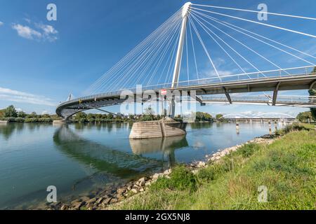 Passerelle de deux rives pour piétons et cyclistes entre la France et l'Allemagne. Europe. Banque D'Images