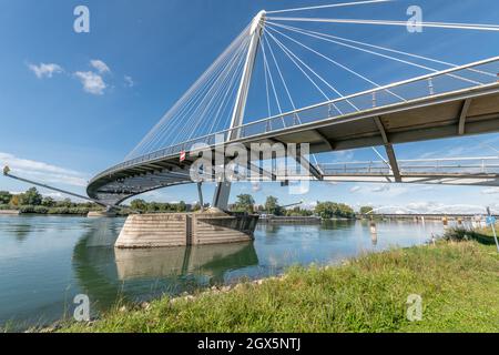 Passerelle de deux rives pour piétons et cyclistes entre la France et l'Allemagne. Europe. Banque D'Images