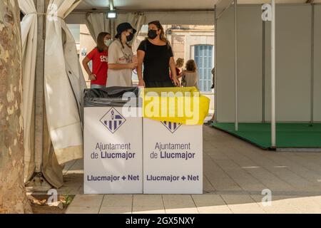 Llucmajor, Espagne; octobre 03 2021: Recyclage des poubelles du Conseil municipal de Llucmajor installé dans la deuxième édition de la foire Frikijor. Dans TH Banque D'Images