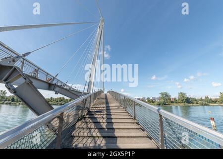 Passerelle de deux rives pour piétons et cyclistes entre la France et l'Allemagne. Europe. Banque D'Images