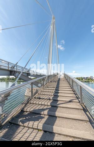 Passerelle de deux rives pour piétons et cyclistes entre la France et l'Allemagne. Europe. Banque D'Images