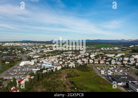 Vue sur la banlieue avec des maisons et un grand parking situé près des collines contre ciel bleu nuageux le jour d'été. Banque D'Images