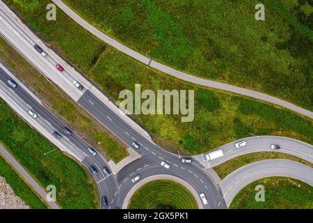 Routes menant à et depuis un rond-point vu d'en haut. Banque D'Images