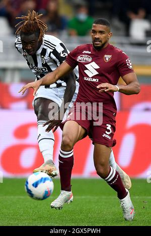 Turin, Italie. 02 octobre 2021. Moise Kean (L) du Juventus FC est défiée par Gleison Bremer du Torino FC lors du match de football Serie A entre le Torino FC et le Juventus FC. Credit: Nicolò Campo/Alay Live News Banque D'Images
