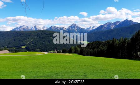 Vue panoramique depuis les montagnes du village de Tesido à Val Casies, sur une partie des sommets des Dolomites Banque D'Images