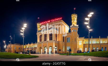 Wroclaw Glowny - Gare principale la nuit à Wroclaw, Pologne Banque D'Images