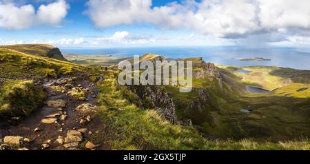 Vue panoramique sur le paysage magnifique autour du Quiraing, île de Skye, Écosse, Royaume-Uni. Banque D'Images