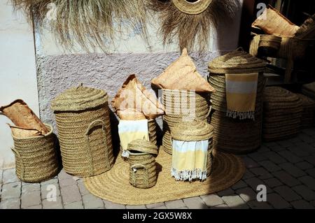 Paniers et textiles à vendre dans les magasins de la petite ville d'Arta, Majorque.Les paniers et les sacs sont fabriqués en tressant les feuilles de palmier. Banque D'Images