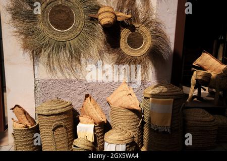 Paniers et textiles à vendre dans les magasins de la petite ville d'Arta, Majorque.Les paniers et les sacs sont fabriqués en tressant les feuilles de palmier. Banque D'Images