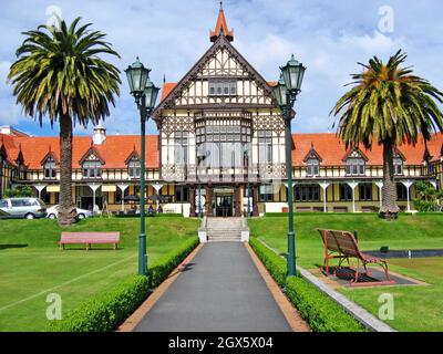 Le chemin Dakin mène au bâtiment élisabéthain à colombages de Rotorua, en Nouvelle-Zélande.Dans le cadre de l'ensemble des jardins gouvernementaux, le bâtiment emblématique, actuellement le musée d'art et d'histoire de Rotorua, a été achevé en 1908 dans le but d'attirer les touristes à ce qui était autrefois un spa connu pour ses eaux géothermiques.La grande salle de bains spa est le site principal dans les jardins gouvernementaux de Rotorua qui comprend des jardins, une deuxième salle de bains, un bowling vert, et le terrain de croquet.Le bâtiment, sur la rive sud du lac Rotorua, est devenu une attraction touristique majeure sur l'île du nord. Banque D'Images