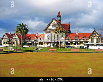 L'extérieur du musée historique d'art et d'histoire de Rotorua à pans de bois présente son style architectural élisabéthain, devenant un monument emblématique à Rotorua, en Nouvelle-Zélande.Ouvert en 1908 comme une maison de bain pour encourager le tourisme haut de gamme à la région connue pour ses eaux thermales tirant du paysage géothermique de la ville.Le bâtiment fait partie des jardins du gouvernement qui comprennent des jardins, une pelouse de croquet, un vert de bowling et les bains bleus situés dans un bâtiment séparé. Banque D'Images