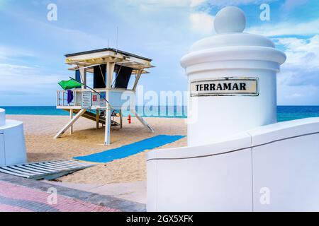 Les élégantes zones d'accès à la plage le long de North fort Lauderdale Beach Boulevard présentent les noms des rues en face de l'entrée - dans ce cas Terre Banque D'Images