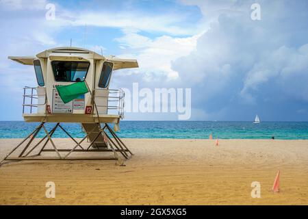 Les élégantes zones d'accès à la plage le long de North fort Lauderdale Beach Boulevard présentent les noms des rues en face de l'entrée - dans ce cas Terre Banque D'Images