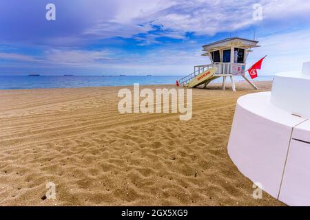 Les élégantes zones d'accès à la plage le long de North fort Lauderdale Beach Boulevard présentent les noms des rues en face de l'entrée - dans ce cas Terre Banque D'Images