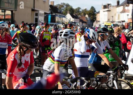 Bicester, Royaume-Uni - octobre 2021 : les concurrents s'alignent au début de la course à vélo Womens Tour au Royaume-Uni Banque D'Images