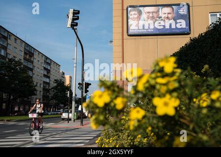 Le cycliste passe par le panneau d'affichage des élections pour la coalition SPOLU placé dans la rue de Prague. Sur le panneau d'affichage (de gauche à droite) le chef de la coalition Marketa Pekarova Adamova du parti TOP09, Petr Fiala du parti ODS et Marian Jurecka du parti KDU-CSL. Les élections législatives en République tchèque auront lieu les 7 et 8 octobre 2021. Banque D'Images