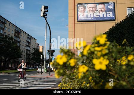 Prague, République tchèque. 13 septembre 2021. Le cycliste passe par le panneau d'affichage des élections pour la coalition SPOLU placé dans la rue de Prague. Sur le panneau d'affichage (de gauche à droite) le chef de la coalition Marketa Pekarova Adamova du parti TOP09, Petr Fiala du parti ODS et Marian Jurecka du parti KDU-CSL. Les élections législatives en République tchèque auront lieu les 7 et 8 octobre 2021. (Credit image: © Tomas Tkacik/SOPA Images via ZUMA Press Wire) Banque D'Images