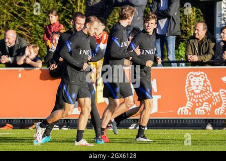 ZEIST, PAYS-BAS - OCTOBRE 4 : Stefan de Vrij des pays-Bas et Teun Koopmeiners des pays-Bas lors d'une formation des pays-Bas au campus de la KNVB le 4 octobre 2021 à Zeist, pays-Bas. (Photo de Rene Nijhuis/Orange Pictures) Banque D'Images