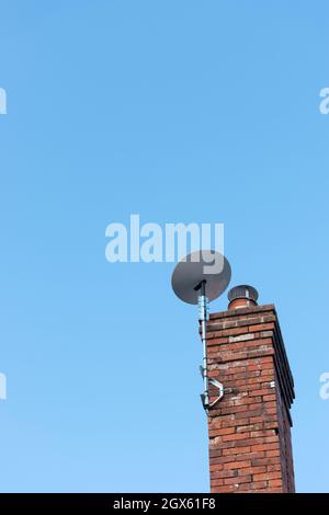 SpaceX Starlink satellite plat monté sur la cheminée d'une maison rurale Banque D'Images