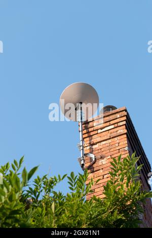 SpaceX Starlink satellite plat monté sur la cheminée d'une maison rurale Banque D'Images