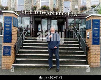 Cornwall, Royaume-Uni, Newquay. Wethercuillères pub empire FounderTim Martin visite le pub Towan Blystra à Newquay. Après une visite dans son lieu de vacances préféré sur les îles de Scilly. Tim a eu une discussion amicale avec le directeur et le personnel sélectionné, prenant de nombreuses notes pour référence. La chaîne vient d'afficher des pertes dues à Covid. Tim Martin est également préoccupé par la difficulté de recruter et de retenir du personnel dans les centres de villégiature comme Newquay. Le manque aigu de logements locatifs dans les zones de villégiature a un impact négatif sur les affaires. Tim Martin essaie de visiter environ 10 de ses pubs chaque semaine pour parler Banque D'Images