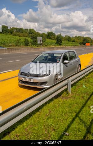 Un golf en panne de VW garée dans la zone de refuge de sécurité sur la M25 près de Godstone Surrey. Banque D'Images