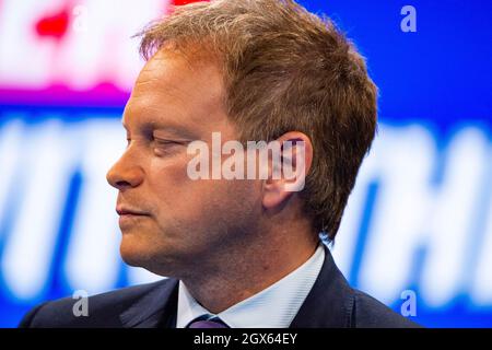 Manchester, Angleterre, Royaume-Uni. 4 octobre 2021. PHOTO : le député de Grant Shapps, secrétaire d'État aux Transports, parle à Iain Dale des politiques de transport et des options du gouvernement en matière d'énergie verte, lors de la conférence du parti conservateur no CPC21. Crédit : Colin Fisher/Alay Live News Banque D'Images