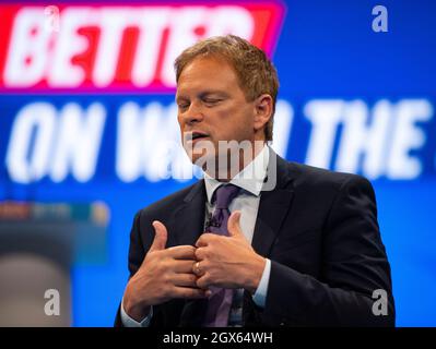 Manchester, Angleterre, Royaume-Uni. 4 octobre 2021. PHOTO : le député de Grant Shapps, secrétaire d'État aux Transports, parle à Iain Dale des politiques de transport et des options du gouvernement en matière d'énergie verte, lors de la conférence du parti conservateur no CPC21. Crédit : Colin Fisher/Alay Live News Banque D'Images