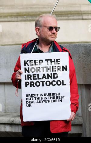 Manchester, Royaume-Uni – lundi 4 octobre 2021 – manifestant en faveur du Protocole d'Irlande du Nord en dehors de la Conférence du Parti conservateur à Manchester. Photo Steven May / Alamy Live News Banque D'Images