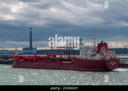 un navire-citerne à gaz à basse pression à côté de l'usine pétrochimique de traitement de la raffinerie de pétrole exxon mobil fawley, au port de southampton, accoste le royaume-uni. Banque D'Images