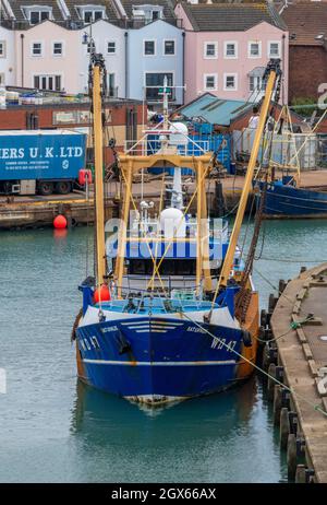 chalutier de pêche côtière en haute mer dans le port de portsmouth hampshire solent uk. chalutier dans le port de portsmouth docks ou port. Banque D'Images