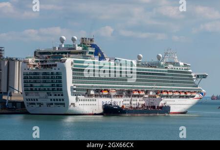 Le bateau de croisière P&O ventura avec un pétrolier whitaker et le ravitaillement en carburant dans le port de southampton arrime au royaume-uni. Doublure de passager P et O Ventura dans le port. Banque D'Images