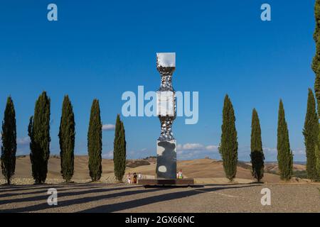 Colonne ionique par Helidon Xhixha parmi les cyprès de I Cipressi di San Quirico d'Orcia, San Quirico d'Orcia, près de Pienza, Toscane, Italie en septembre Banque D'Images