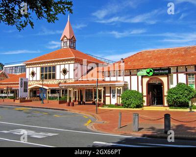 À l'angle des rues Fenton et Arawa à Rotorua, en Nouvelle-Zélande, un ancien bureau de poste, achevé en 1914, est maintenant la résidence de destination Rotorua et est un centre d'information pour les visiteurs d'i-site. Banque D'Images