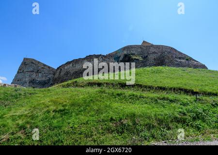 Citadelle de Rupea (Cetatea Rupea) après rénovation dans le comté de Brasov, dans la partie sud de la région de Transylvanie (Transilvania), Roumanie en été ensoleillé Banque D'Images
