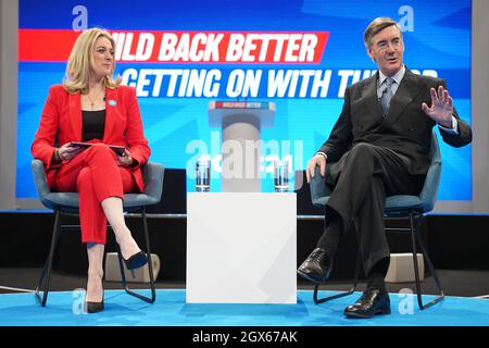 Le député Dehenna Davison organise une séance de questions-Réponses avec le leader de la Chambre des communes, Jacob Rees Mogg (à droite), lors de la Conférence du Parti conservateur à Manchester. Date de la photo: Lundi 4 octobre 2021. Banque D'Images