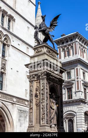 Temple Bar Memorial la limite d'entrée de la ville de Londres Angleterre Royaume-Uni avec un dragon (griffin) sculpture créée en 1849 sur le dessus et est un t populaire Banque D'Images