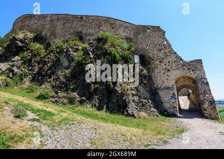 Murs en pierre à la Citadelle de Rupea (Cetatea Rupea) après rénovation dans le comté de Brasov, dans la partie sud de la région de Transylvanie (Transilvania), Romani Banque D'Images