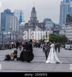 Shanghai, Chine — le 30 mars 2016. Couple pose pour une séance de mariage dans le Bund à Shanghai, en Chine. Banque D'Images