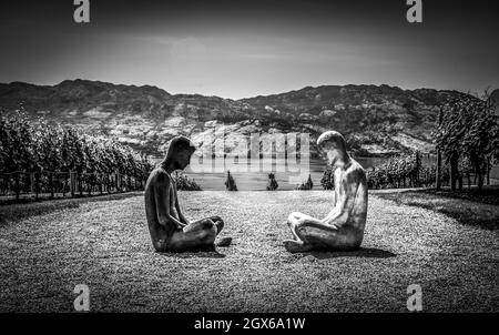 Image en noir et blanc de deux personnages assis à l'établissement vinicole Mission Hill Kelowna, Colombie-Britannique Canada.Personne. Banque D'Images