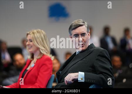 Le député de Dehenna Davison organise une séance de questions-Réponses avec le chef de la Chambre des communes, Jacob Rees Mogg (à droite), lors de la Conférence du Parti conservateur à Manchester. Date de la photo: Lundi 4 octobre 2021. Banque D'Images