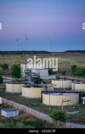 Vue verticale aérienne de l'usine de nettoyage de l'eau avec des éoliennes au coucher du soleil Banque D'Images