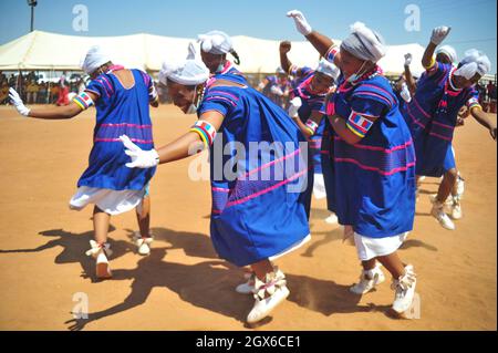 Danseurs traditionnels africains célébrant la Journée du patrimoine en Afrique du Sud au Conseil traditionnel de Moletjie. Banque D'Images