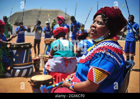 Danseurs traditionnels africains célébrant la Journée du patrimoine en Afrique du Sud au Conseil traditionnel de Moletjie. Banque D'Images