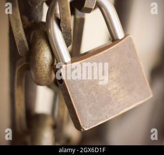 Cadenas avec chaîne sur l'ancienne construction métallique Banque D'Images