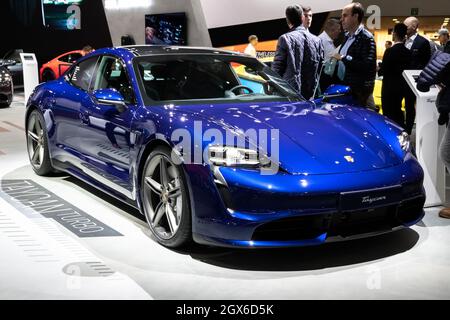 La voiture de sport électrique Porsche Tycan Turbo a été présentée au salon automobile Autosalon 2020. Bruxelles, Belgique - 9 janvier 2020. Banque D'Images